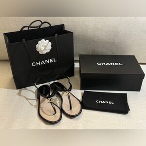 CHANEL Patent leather thong sandals w Box, Dust Bag and Gift Bag